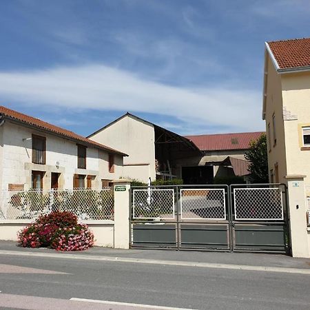 Cour La Dame Chez Beatris Et Christophe Janson Les Grandes-Loges Eksteriør billede